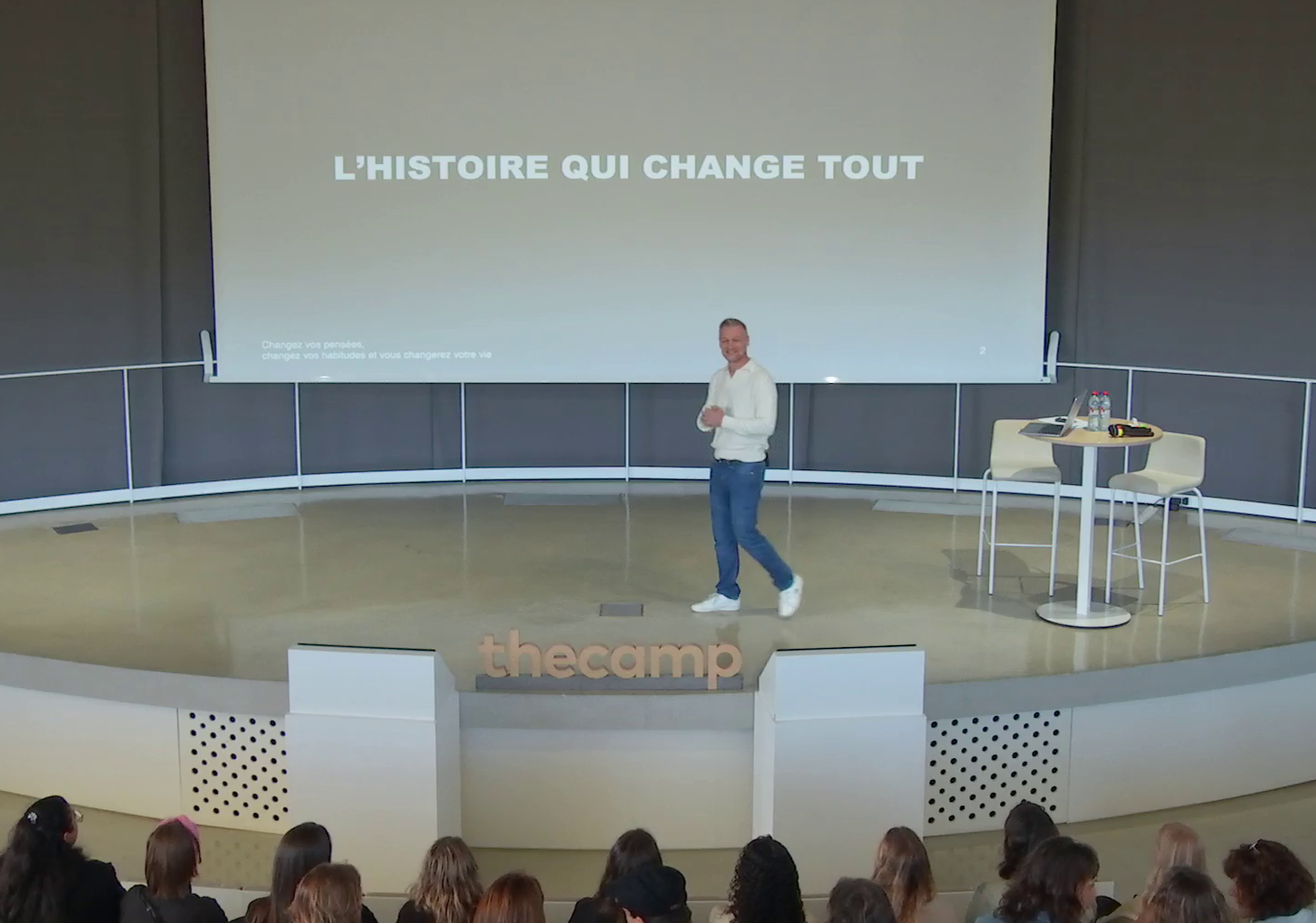 Frédéric Ternon en conférence devant un public
